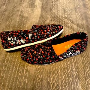 TOMS Slip-On. Seasonal Classic- La Vie est Belle